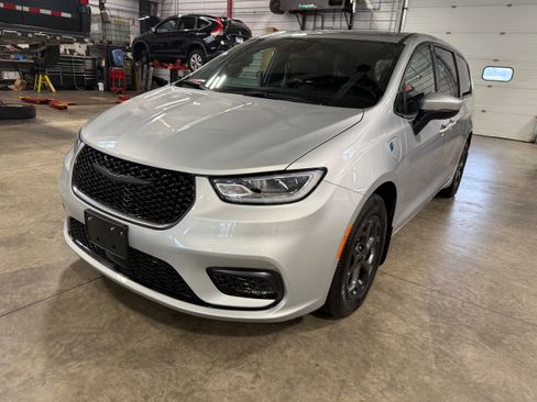 Used 2023 Chrysler Pacifica Touring-L w/ S Appearance Package FWD image 32