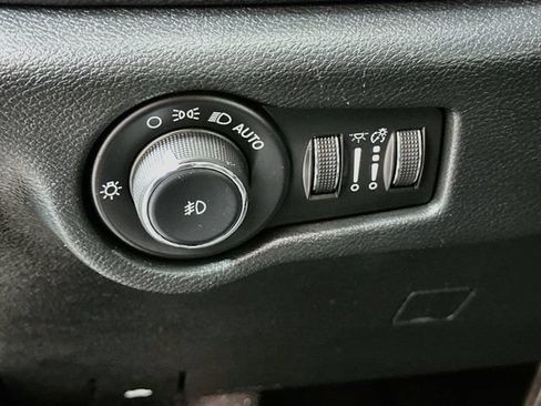 Used 2025 Chrysler Pacifica Limited FWD image 13