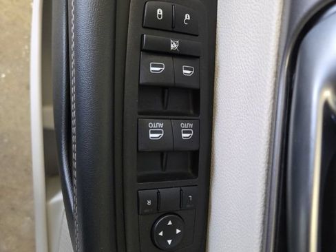 Used 2023 Chrysler Pacifica Touring-L FWD image 21