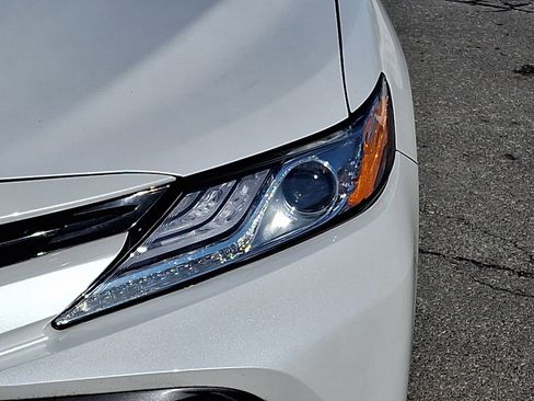 Used 2020 Toyota Camry XLE w/ Sunroof Package image 9