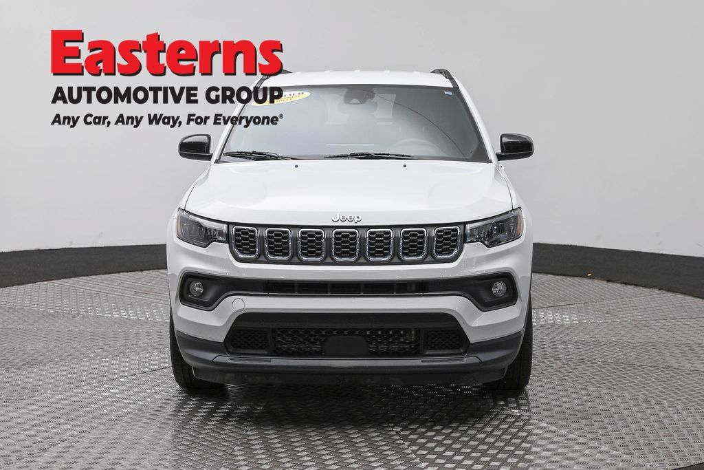Used 2024 Jeep Compass Latitude AWD/4WD image 2
