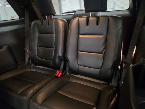 Used 2018 Ford Explorer XLT w/ Equipment Group 202A AWD/4WD image 21