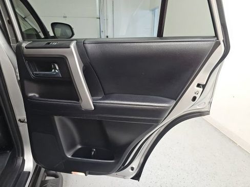 Used 2018 Toyota 4Runner SR5 AWD/4WD image 32