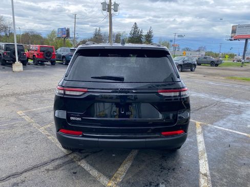 Used 2024 Jeep Grand Cherokee Altitude AWD/4WD image 4