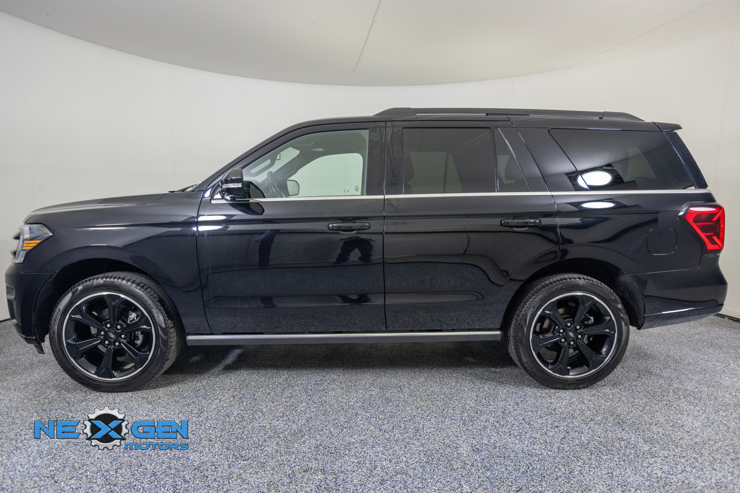 Used 2024 Ford Expedition Limited AWD/4WD image 5