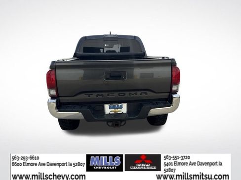 Used 2018 Toyota Tacoma TRD Off-Road AWD/4WD image 4