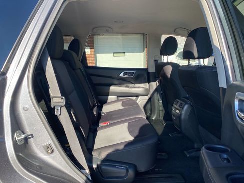 Used 2019 Nissan Pathfinder S image 18