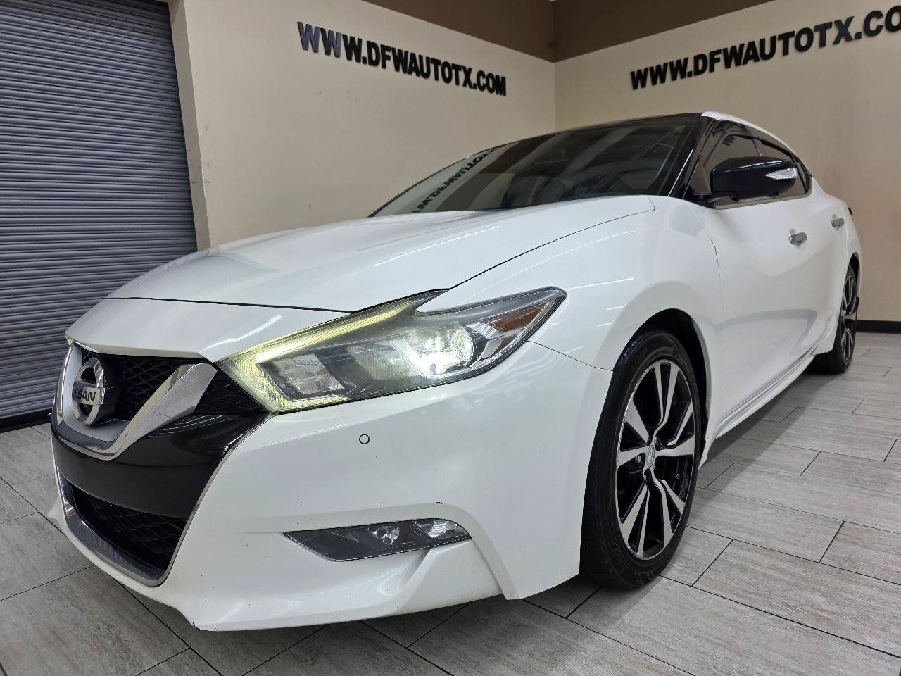 Used 2017 Nissan Maxima Platinum w/ Interior Lighting Package FWD image 2
