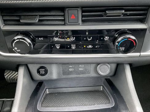 Used 2024 Nissan Rogue S FWD image 18