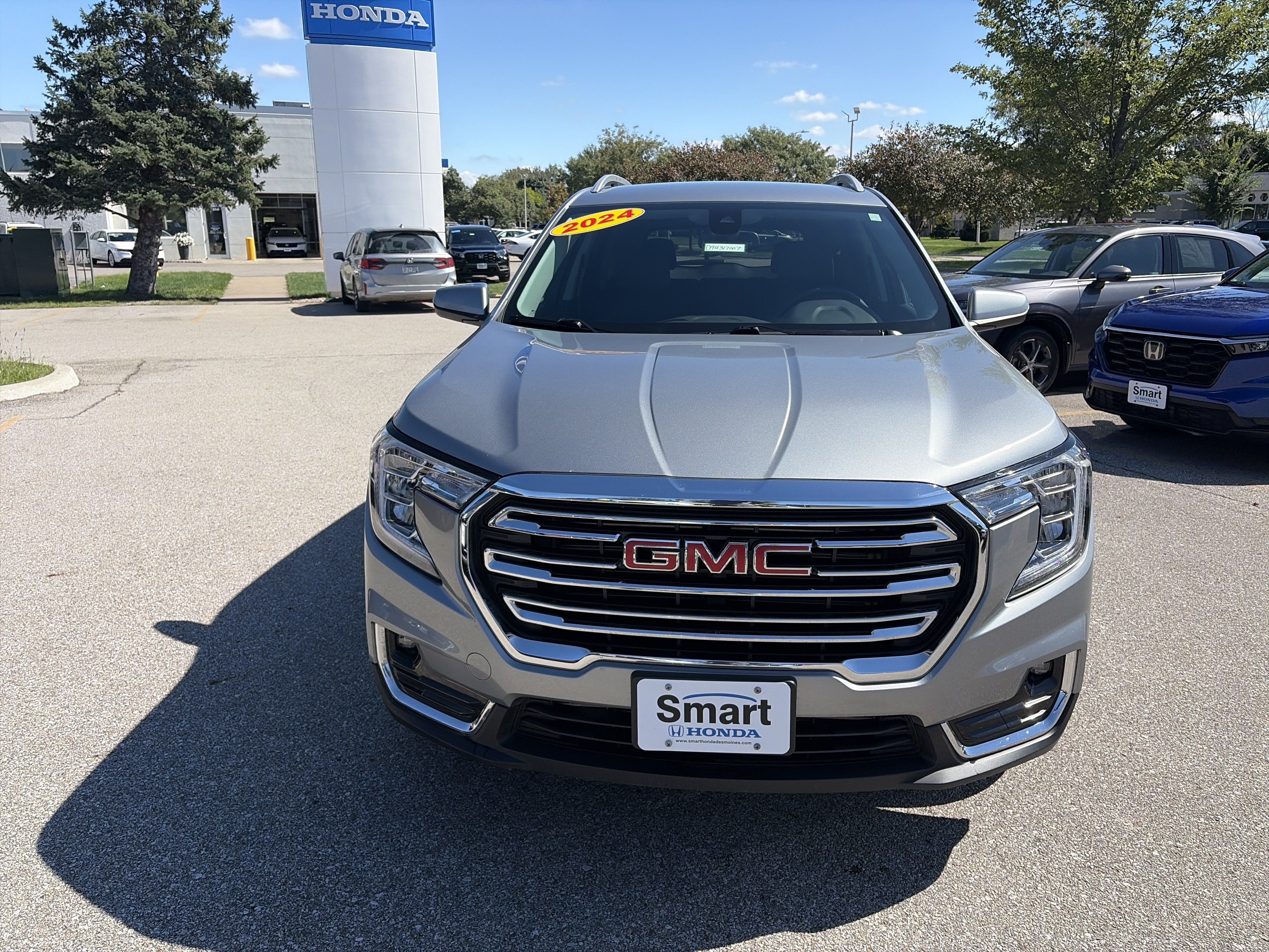 Used 2024 GMC Terrain SLT AWD/4WD image 2
