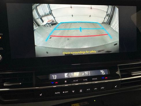 Used 2025 Toyota Sienna XLE image 39