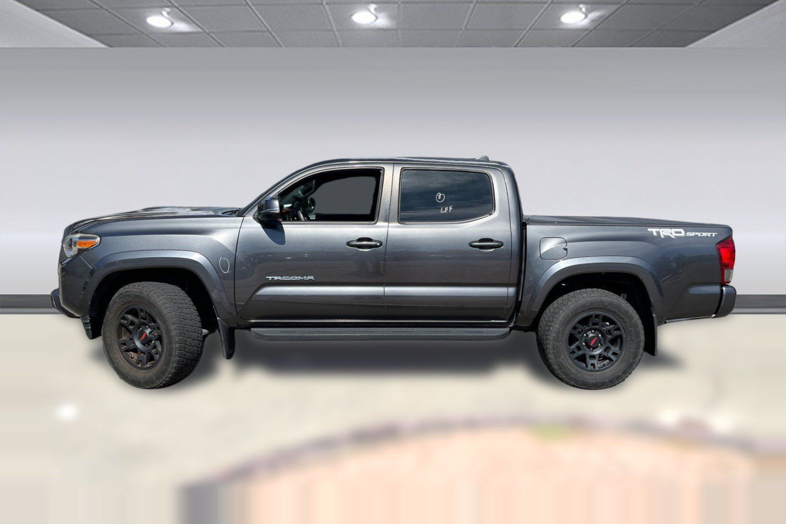 Used 2017 Toyota Tacoma TRD Sport w/ Tow Package RWD image 2
