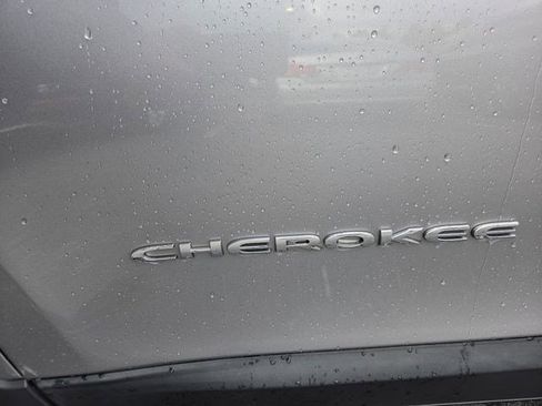 Used 2019 Jeep Cherokee Limited w/ Technology Group image 22