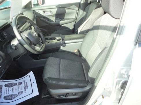 Used 2025 Nissan Rogue SV image 4