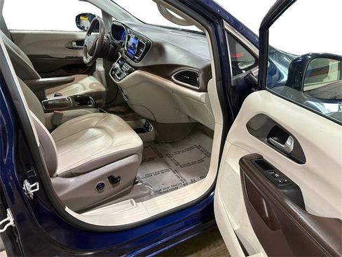 Used 2017 Chrysler Pacifica Touring-L Plus image 11