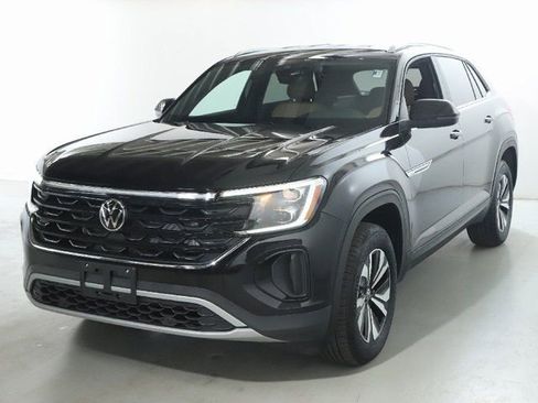 Used 2025 Volkswagen Atlas Cross Sport SE image 1
