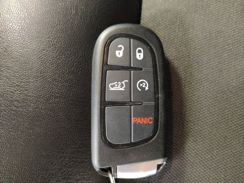 Used 2019 Jeep Cherokee Latitude Plus w/ Comfort/Convenience Group AWD/4WD image 32