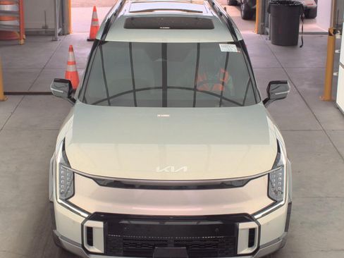 Certified 2024 Kia EV9 GT-Line AWD/4WD image 3