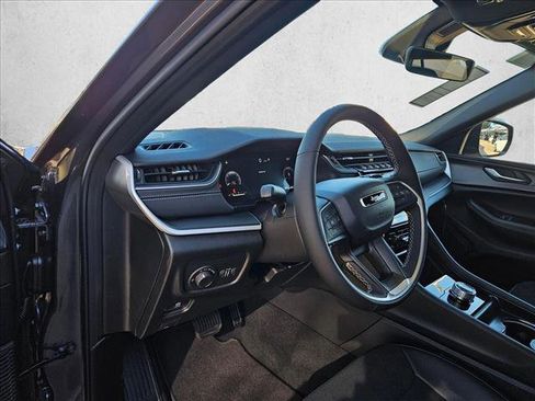 New 2025 Jeep Grand Cherokee Altitude image 3