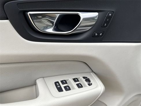 Used 2021 Volvo XC60 T5 Momentum w/ Climate Package image 16