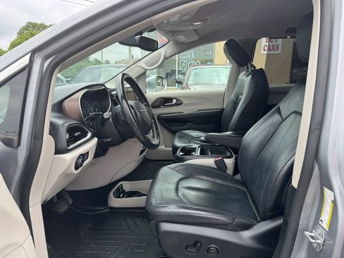 Used 2019 Chrysler Pacifica Touring-L FWD image 13
