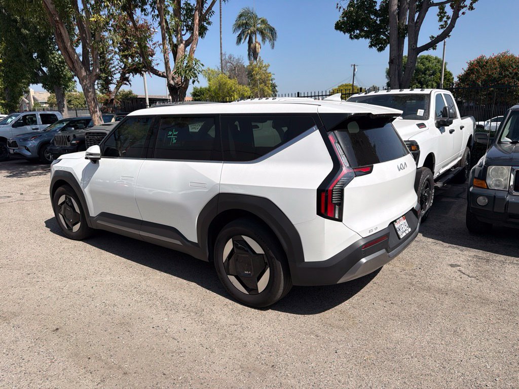 Used 2024 Kia EV9 Light Long Range RWD image 4