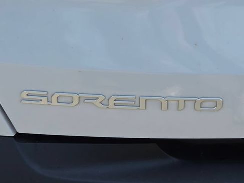 Used 2023 Kia Sorento LX FWD image 10