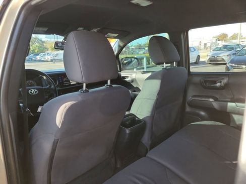 Used 2018 Toyota Tacoma TRD Sport image 10