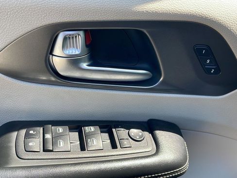 Used 2023 Chrysler Pacifica Touring-L FWD image 32