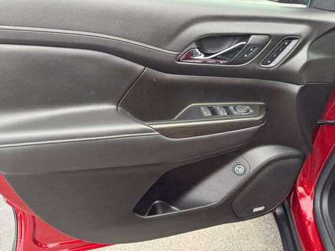 Certified 2023 GMC Acadia SLT w/ Preferred Package image 13