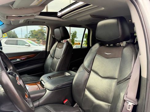 Used 2017 Cadillac Escalade Luxury AWD/4WD image 13