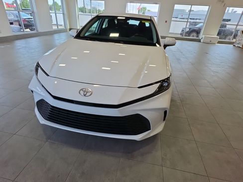 Used 2025 Toyota Camry LE AWD/4WD image 2