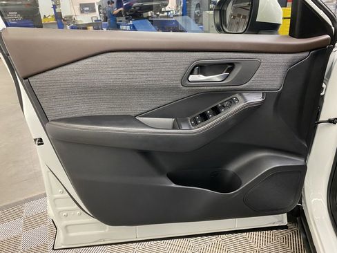 Used 2023 Nissan Rogue SV image 25