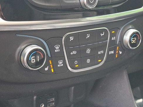 Used 2023 Chevrolet Traverse LT w/ LT Premium Package AWD/4WD image 17