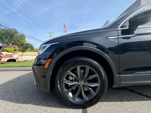Certified 2022 Volkswagen Tiguan SE w/ Panoramic Sunroof Package image 10