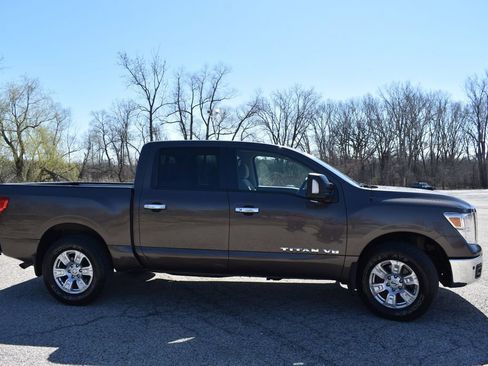 Used 2018 Nissan Titan SV w/ SV Convenience Package image 9