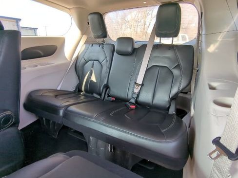 Used 2023 Chrysler Pacifica Touring-L image 17