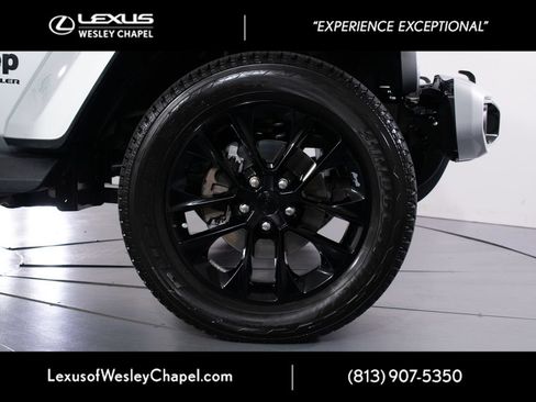 Used 2023 Jeep Wrangler Unlimited Sahara AWD/4WD image 3