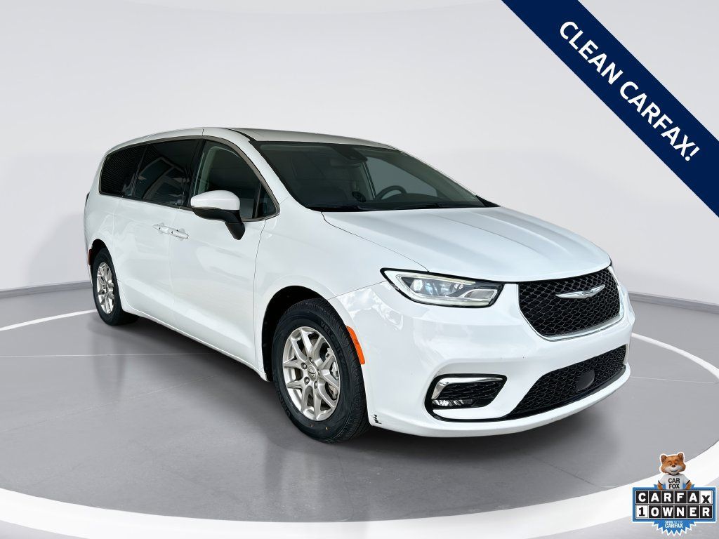 Used 2023 Chrysler Pacifica Touring-L FWD image 42