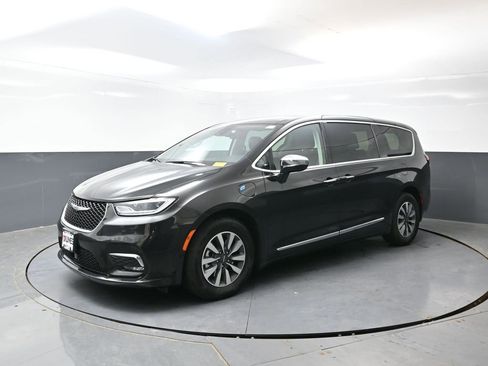 Used 2023 Chrysler Pacifica Limited FWD image 10
