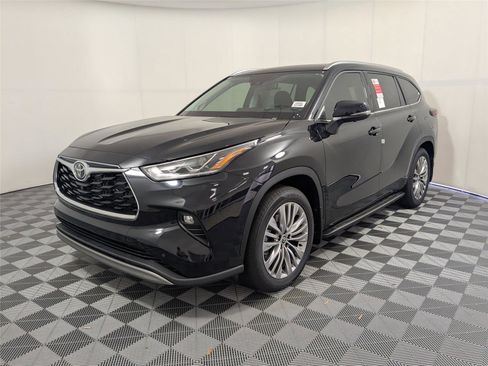 New 2026 Toyota Highlander Platinum image 2
