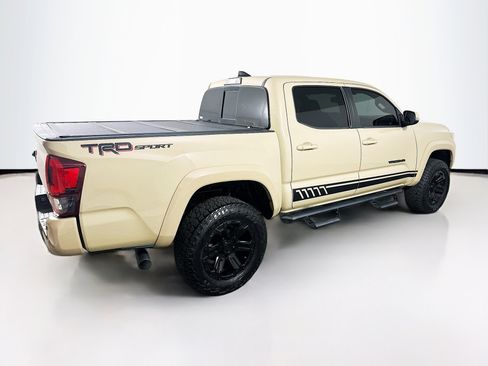 Used 2018 Toyota Tacoma TRD Sport w/ Technology Package image 9