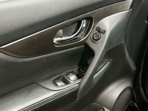 Used 2015 Nissan Rogue SV w/ SV Premium Package image 19