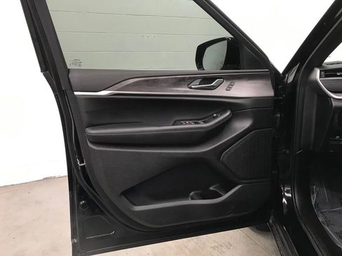 Used 2025 Jeep Grand Cherokee Limited image 9