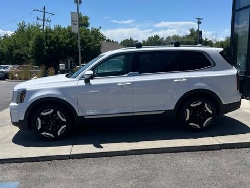 Certified 2024 Kia Telluride EX w/ EX Captain's Chair Package AWD/4WD image 3