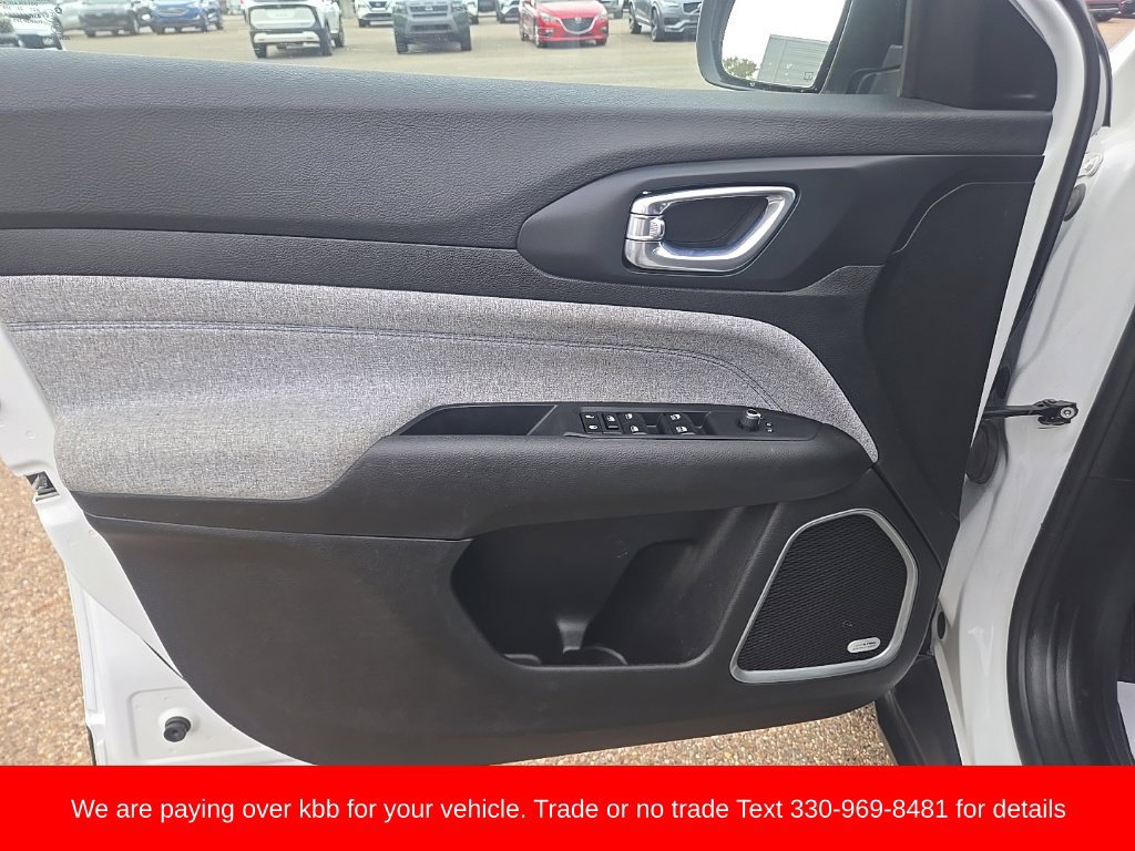 Used 2025 Jeep Compass Latitude w/ Sun & Sound Group AWD/4WD image 11