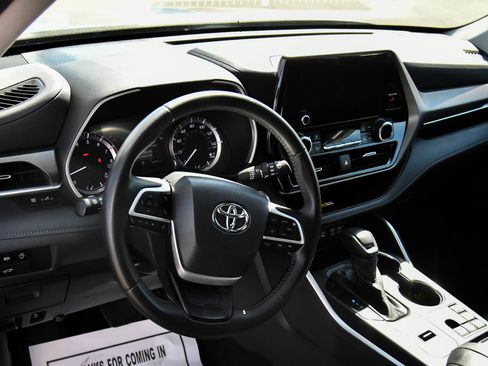 Used 2024 Toyota Highlander XLE FWD image 16