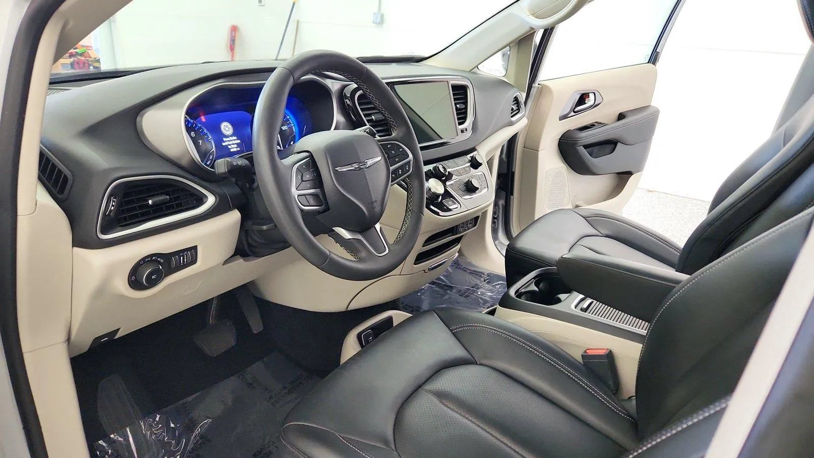Used 2024 Chrysler Pacifica Touring-L FWD image 14