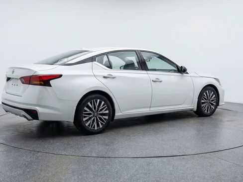 Used 2025 Nissan Altima 2.5 SV FWD image 9