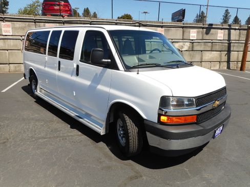 Used 2017 Chevrolet Express 3500 LT w/ LT Preferred Equipment Group RWD image 3